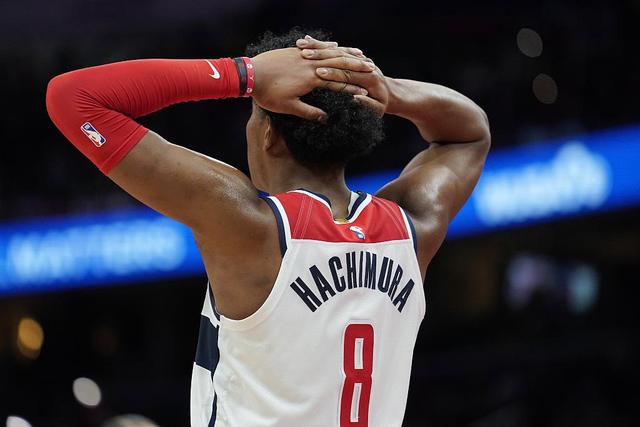 特纳33分步行者终结独行侠7连胜 雄鹿大胜76人